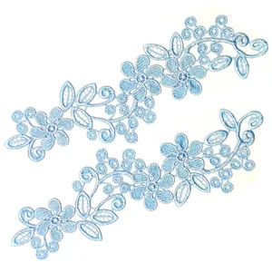 Gros plan d'appliqués de fleurs en dentelle brodée bleu clair pour vêtements