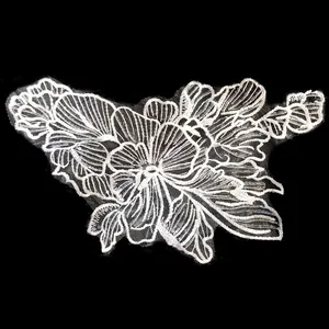 Gros plan d'une applique en dentelle florale blanche pour robe de mariée