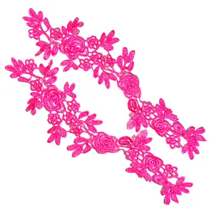 Nahaufnahme detaillierter symmetrischer pinker wasserlöslicher bestickter Spitzenblumen