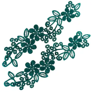 Vue détaillée de patchs de broderie florale en dentelle symétrique vert foncé pour vêtements.