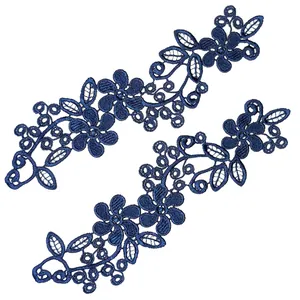 Vue détaillée d'une paire de patchs de fleurs en dentelle symétriques bleu profond