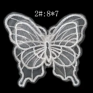 Detailansicht der weißen 3D Schmetterling Spitzenapplikation Stickerei, Größe 8x7cm.