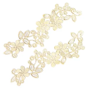 Vue détaillée des appliques en dentelle florale brodée 3D de couleur or champagne