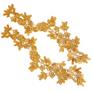 Nahaufnahme von goldenen Stickerei-Spitzenbesatz-Blumen-Patches für elegante Kleidung