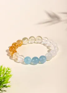 Primer plano de una pulsera de cuentas de cristal natural multicolor con citrino y aguamarina