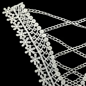 Detailansicht der weißen Milcher-Spitze bestickten Halsband mit floralem Muster
