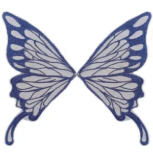Detailansicht der blauen Schmetterlings-Spitzenstickerei mit feiner Netzstruktur.