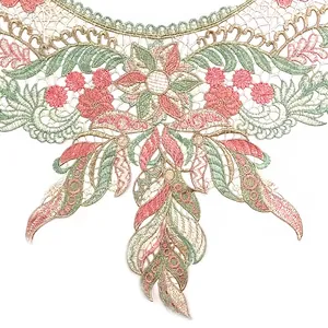 Detailaufnahme eines floralen wasserlöslichen Spitzenstickkragens in Rosa und Grün