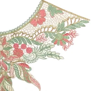 Nahaufnahme eines farbenfrohen bestickten Spitzenkragens mit Blumenmuster für Kleidung.