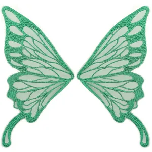 Detailansicht eines grünen Schmetterlings-Spitzen-Stickpatches mit Netzstruktur.
