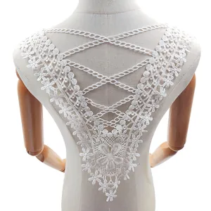 Detaillierte Ansicht eines weißen Spitzenhalskragens aus Milchseide auf einem Mannequin