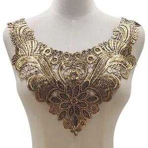 Vue détaillée d'un col en dentelle dorée brodée sur un mannequin de couture professionnel.