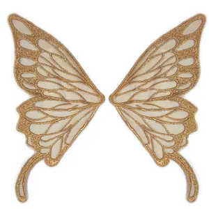 Detail des goldfarbenen Schmetterlings-Spitzenaufnähers mit feiner Netzstruktur und Stickerei