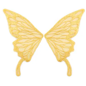 Detaillierte Nahaufnahme der goldenen Schmetterlingsstickerei auf Mesh-Spitzenhintergrund