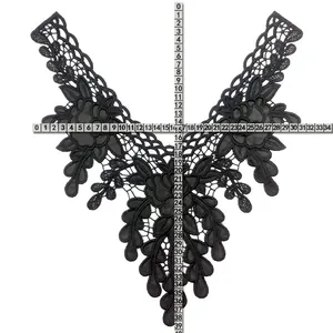 Detailweergave van zwart bloemen kant kraag applicatie met afmetingen getoond.