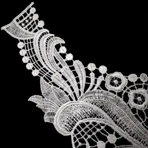 Vue détaillée de la broderie en dentelle blanche soluble dans l'eau pour vêtements DIY.