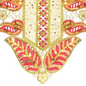Gros plan détaillé du col en dentelle brodée avec des paillettes dorées.