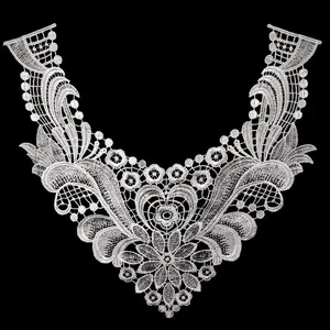 Vue détaillée du col en dentelle soluble blanche avec motif floral creux délicat