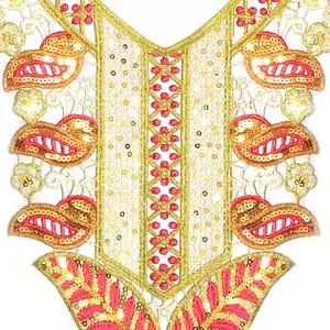 Vue rapprochée détaillée du col en dentelle brodée avec des sequins dorés brillants