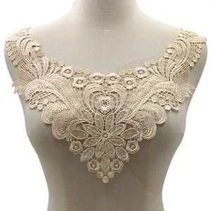 Vue détaillée de l'appliqué de col en dentelle hydrosoluble champagne pour vêtement