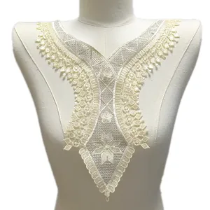 Vue détaillée d'une applique de col en dentelle brodée blanc crème avec motifs floraux