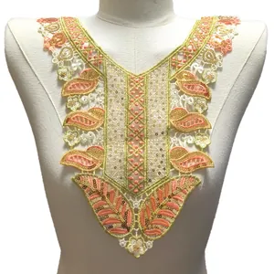 Vue détaillée d'un col en dentelle brodé coloré complexe avec des paillettes dorées