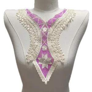 Détail de l'applique de col en dentelle brodée florale violette et blanche.
