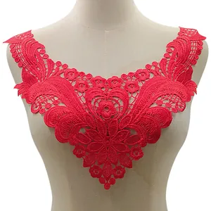 Vue détaillée du col en dentelle rouge soluble dans l'eau pour projets de couture DIY