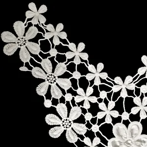 Vista macro detallada de parche de encaje floral bordado en seda de leche blanca para ropa