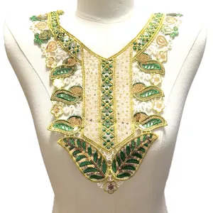 Vue détaillée en gros plan d'un col en dentelle brodée avec paillettes dorées et perles