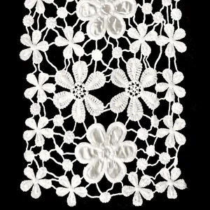 Detalle de parche de encaje de flores bordado en seda de leche blanca para ropa
