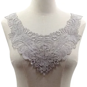 Col en dentelle soluble à l'eau argentée sur un mannequin pour la couture de vêtements.