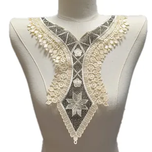Vue détaillée d'une applique de col en dentelle brodée sur un torse de mannequin