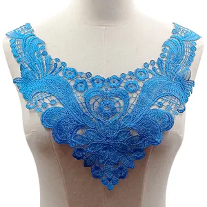 Vue détaillée d'un col en dentelle bleu vif soluble dans l'eau pour couture de vêtements DIY