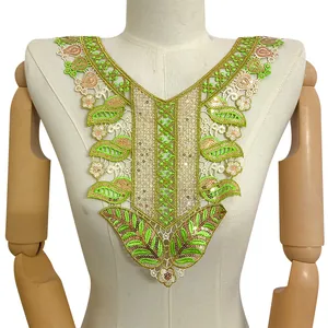 Vue détaillée d'un col en dentelle hydrosoluble avec broderie verte et rose et paillettes