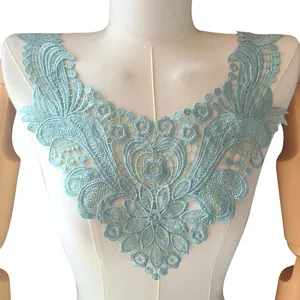 Vue détaillée d'un col en dentelle hydrosoluble bleu menthe au motif floral évidé