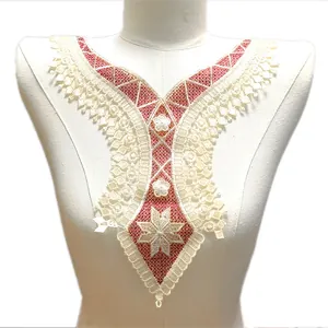 Vue détaillée d'un élégant col en dentelle brodée rouge et blanc pour accessoires de mode.