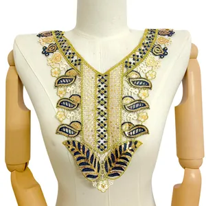 Vue détaillée d'un col en dentelle brodé de paillettes colorées sur un mannequin