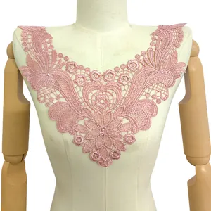 Vue détaillée d'un élégant col en dentelle rose hydrosoluble sur un buste de mannequin