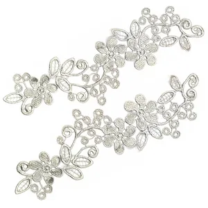Vue macro détaillée de motifs de broderie florale en dentelle argentée hydrosoluble