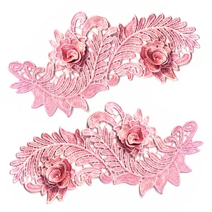 Detaillierte Ansicht der rosa 3D-floral bestickten Spitzenaufnäher für DIY-Mode-Deko