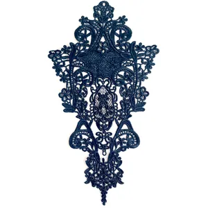 Dettaglio ravvicinato dell'applique floreale ricamata in pizzo idrosolubile blu navy
