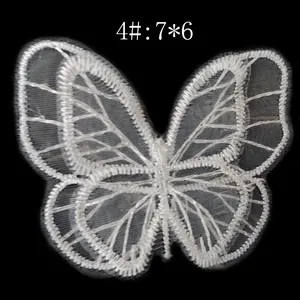 Detaillierte Nahaufnahme des weiß gestickten 3D-Schmetterlingsflickens aus Organza