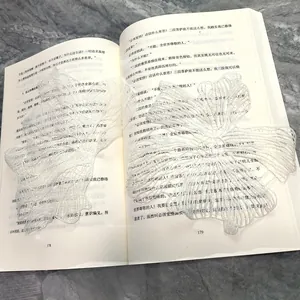Κοντινό πλάνο με λευκά δαντελωτά λουλούδια κεντημένα με πετονιά σε βιβλίο