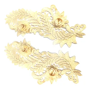 Detailansicht von wasserlöslichen 3D-Spitzen-Blumenstickerei-Patches in Gold.