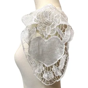 Dettaglio di applique in pizzo bianco con ricami a cuore e fiori per abbigliamento