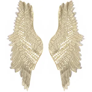 Detaillierte Makroansicht aufwendiger goldener Spitzen-Engelsflügel-Stickerei-Patches