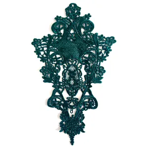 Vista dettagliata di una toppa in pizzo ricamato verde smeraldo per accessori moda