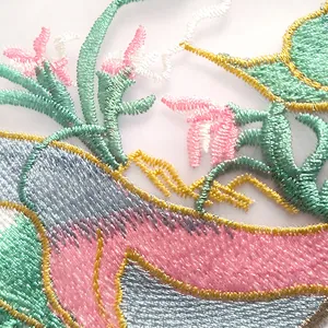 Primer plano muy detallado del parche de flores bordadas étnicas en tela de organza