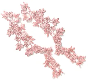 Detailansicht von rosa bestickten Spitzen-Blumen-Patches mit feinen wasserlöslichen Details